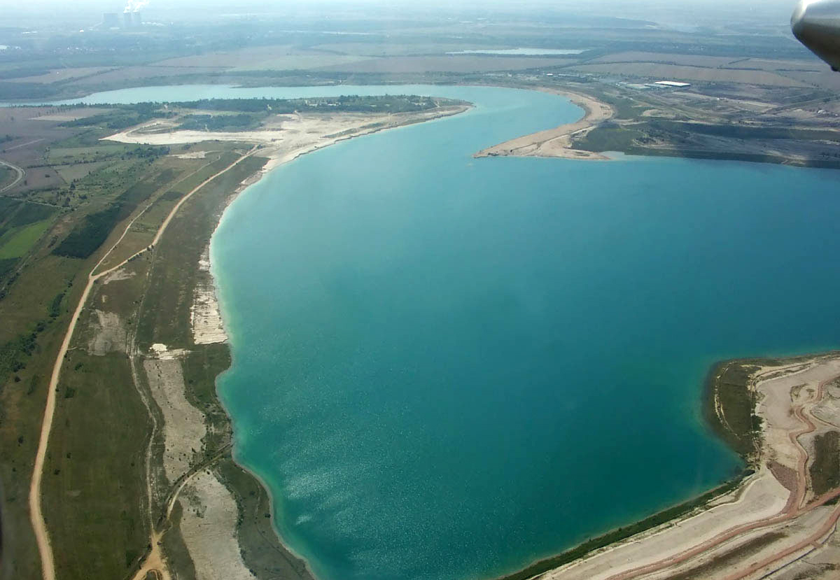 Der Störmthaler See nach Westen gesehen. Im Bild oben links das Kraftwerk Lippendorf, Mitte die Magdeborner Halbinsel und rechts die Deponie Cröbern, Fotograf: Martin Geisler